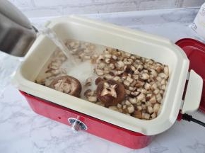 加入热水烧开，然后放蚝油、生抽、盐调味，转小火煮约5分钟左右。您可以尝一下汤汁的味道，调节一下适合自已的咸淡口。如果素食的朋友，要用香菇蚝油代替我用的普通蚝油。