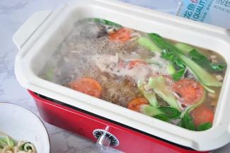 切几片西红柿放在锅里的汤汁中，再煮上几秒捞出即可，主要是做装饰用，没有也可以不放。