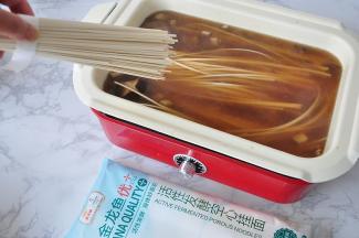 放入空心挂面，一直保持大火，用筷子划散挑动，使面条在锅中均匀受热。因为这个面是空心的，所以要比普通面条更易入味，更能够吸收汤汁的味道，更容易煮熟。它经过活性发酵，所以更易消化吸收。