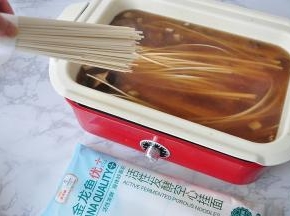 放入空心挂面，一直保持大火，用筷子划散挑动，使面条在锅中均匀受热。因为这个面是空心的，所以要比普通面条更易入味，更能够吸收汤汁的味道，更容易煮熟。它经过活性发酵，所以更易消化吸收。