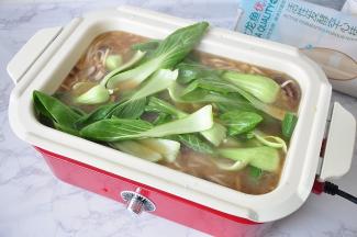 待面条煮至七成熟，把油菜放入，煮到面条没有硬芯就可以捞出了。