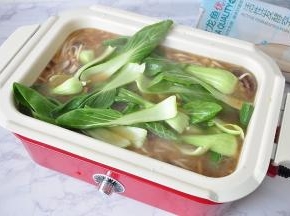 待面条煮至七成熟，把油菜放入，煮到面条没有硬芯就可以捞出了。