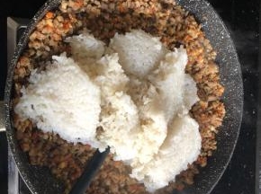 趁热加入糯米饭翻拌均匀。