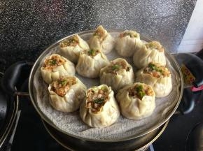 冷水下锅，水开后蒸10分钟左右就可以了！馅料包得多，看起来鼓鼓囊囊的，很有食欲。