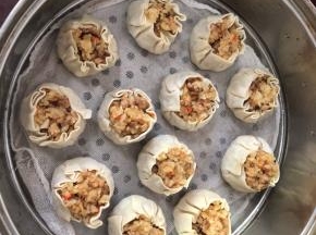 全部按照上面的方法给包好，摆在蒸笼上。