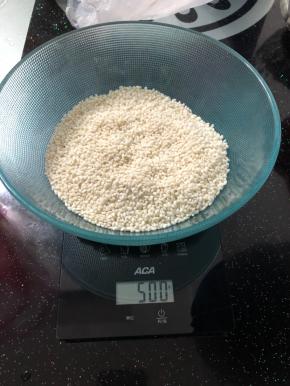 用aca电子秤称500g糯米浸泡一晚上。
