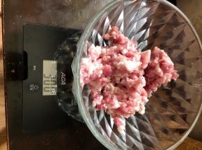 用aca电子秤称300g猪肉馅，肉馅不要太多，过多会腻。
