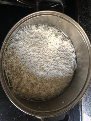 第二天把糯米铺在蒸笼布上蒸熟备用。