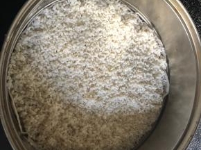 第二天把糯米铺在蒸笼布上蒸熟备用。