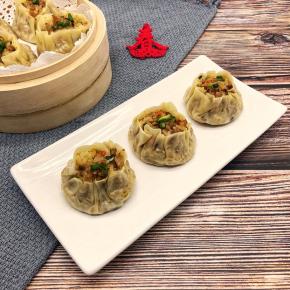 味道真的很棒，因为是香菇的，本身就很鲜，所以不需要加鸡精之类。最后出锅的时候摆点香葱装饰一下，当然也可以整点香葱放在馅料里。