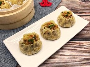味道真的很棒，因为是香菇的，本身就很鲜，所以不需要加鸡精之类。最后出锅的时候摆点香葱装饰一下，当然也可以整点香葱放在馅料里。
