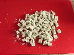 首先将白巧克力切成小块儿。