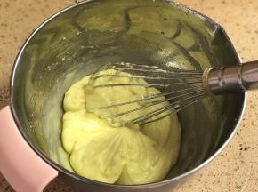 加入软化好的奶油奶酪搅拌至融合。