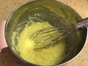 加入蜂蜜搅拌均匀。