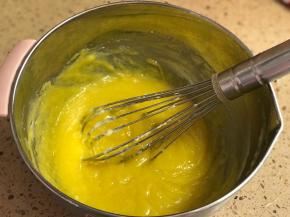 加入蛋黄搅拌均匀。