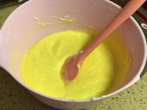 分三次和奶酪糊混合、翻拌均匀。