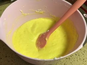 分三次和奶酪糊混合、翻拌均匀。
