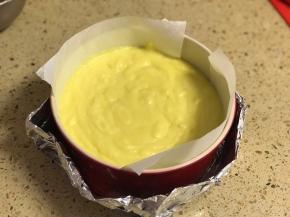 倒入提前铺了油纸的模具中，底部和四周都要铺好油纸。