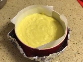 倒入提前铺了油纸的模具中，底部和四周都要铺好油纸。