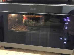 烤箱提前预热10分钟，165度上下火中下层水浴法烤20分钟然后转155度烤25分钟，烤好后再焖20分钟。