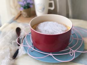 出炉后表面可以撒些防潮糖粉这样方便倒扣不粘。