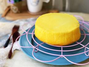 稍凉后因铺了油纸直接倒扣就可以脱模。