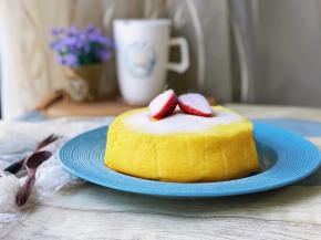 表面可以放些水果撒防潮糖粉做装饰。