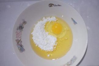 糖粉、花生油、鸡蛋放在一起