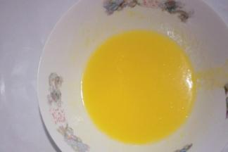 搅拌至融为一体，顺滑流动状态