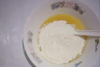 低筋面粉、泡打粉、小苏打混合均匀后过筛加入