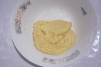 搅拌成无干粉面团