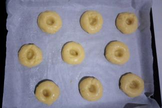 烤盘铺油纸，把面团放在烤盘中，中间按个小洞或者按扁。每个之间留出一定的距离。