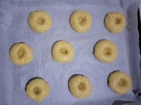 烤盘铺油纸，把面团放在烤盘中，中间按个小洞或者按扁。每个之间留出一定的距离。