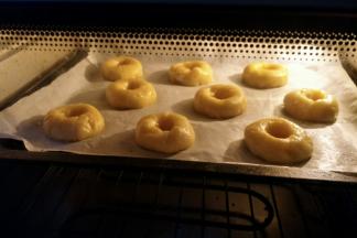 放入提前预热好的烤箱中层，上下火180度，约烤13分钟左右。