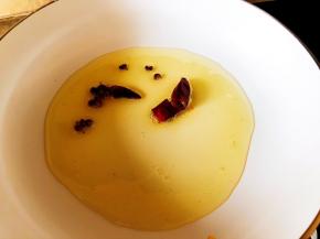 锅中坐油，油五成热放入花椒、干辣椒，小火煸出香味。