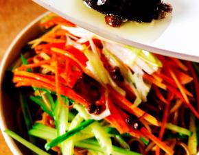 把烧好的料油泼在葱丝上，能更好的激出葱香味。