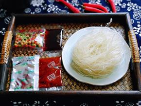 打开包装，取出食材。