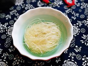 将粉放入大口器具中。