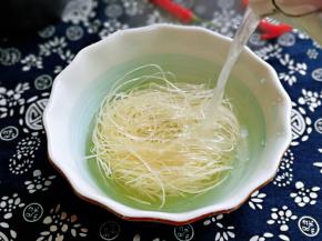 加入开水，泡2分钟，再把水倒掉。