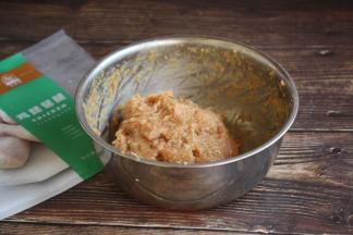 将它们搅打均匀，搅打鸡肉肉馅至有粘性，然后再戴上一次性手套摔打至少20次，摔打时间越长丸子越有弹性。