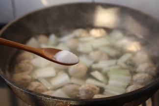 放入适合个人口味的盐调味。