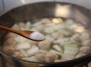 放入适合个人口味的盐调味。