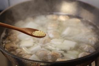 放入半小勺的白胡椒粉提鲜。