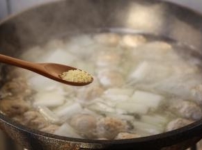 放入半小勺的白胡椒粉提鲜。