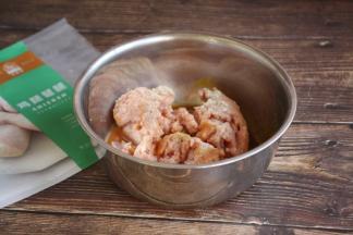 将鸡肉馅放在较大的容器里，放入少许的白胡椒粉、2勺的料酒、1勺的生抽、1勺的蚝油、1个鸡蛋、3g的盐、葱花姜末各8g、1勺的香油。