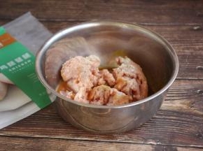 将鸡肉馅放在较大的容器里，放入少许的白胡椒粉、2勺的料酒、1勺的生抽、1勺的蚝油、1个鸡蛋、3g的盐、葱花姜末各8g、1勺的香油。