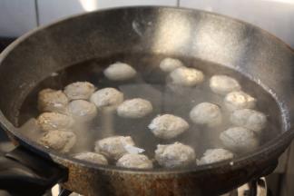 当丸子都放入水中后开大火，将水烧开，将丸子煮至漂浮起来。