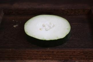 提前准备好冬瓜。
