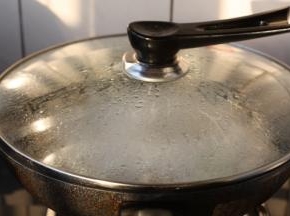 盖上锅盖儿，中火大约煮5分钟左右。