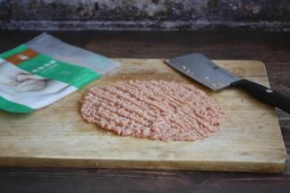 主要食材太阳谷鸡腿。 用鸡腿腿肉做丸子丸子更嫩滑更有弹性。